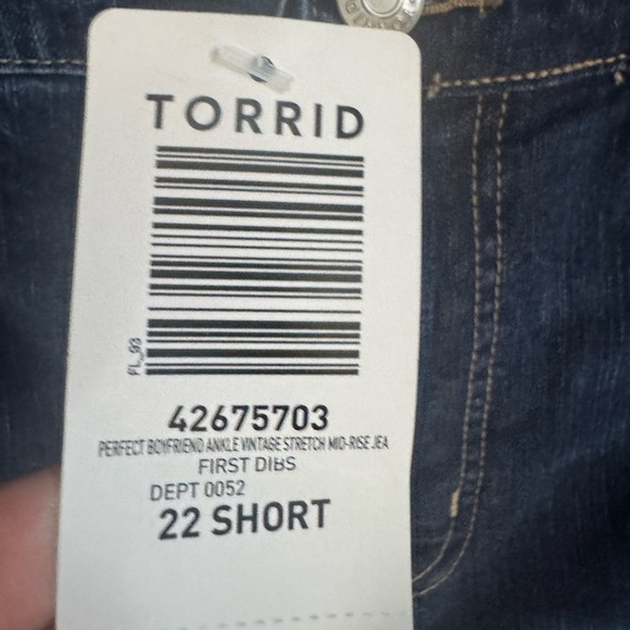 Torrid Perfect Boyfriend Ankle Vintage Straight Jeans 22 Short - Picture 3 of 5